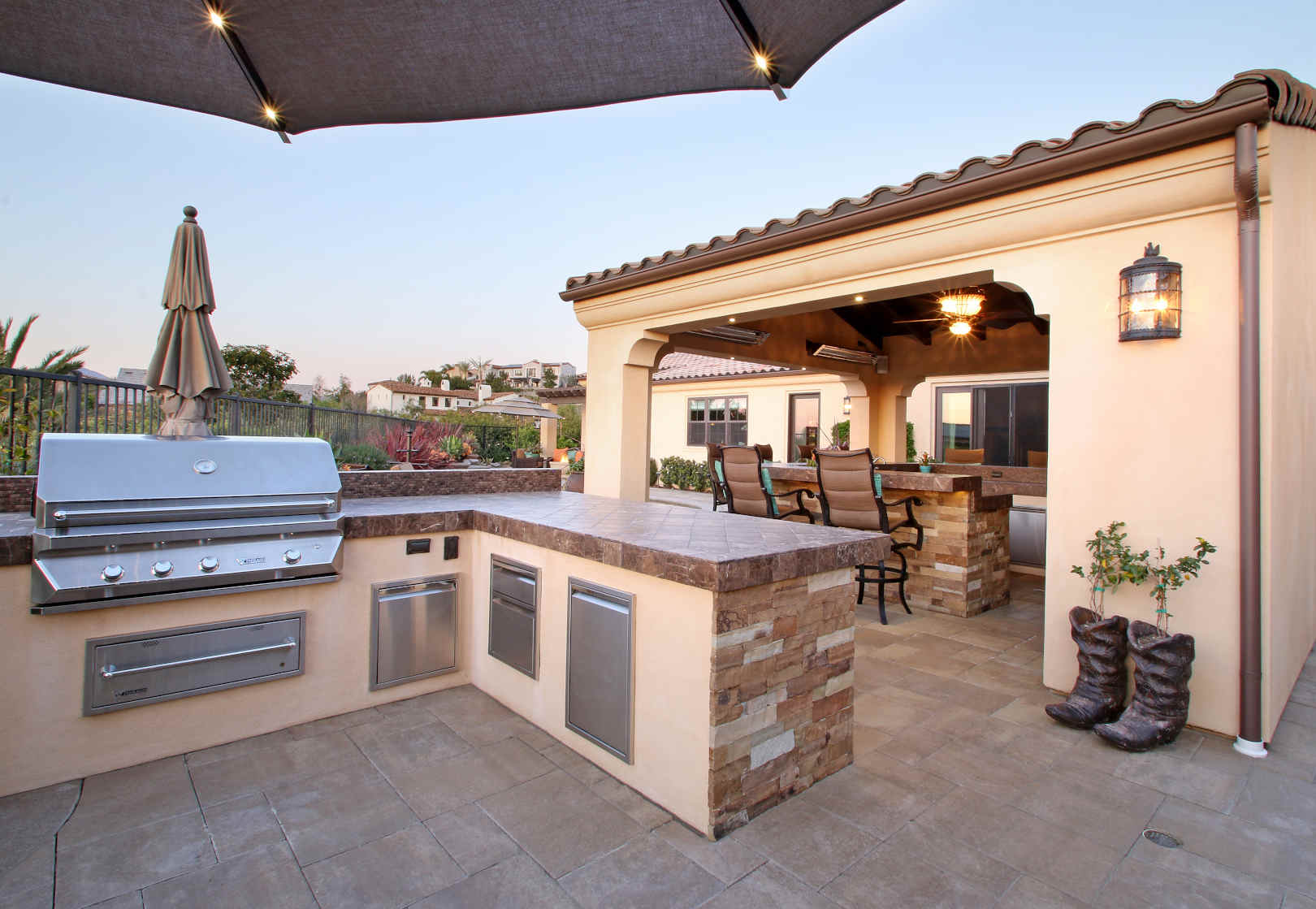 Custom built in barbeque and loggia with sitting area, Dreamscape by MGR leading pool contractor in Orange County